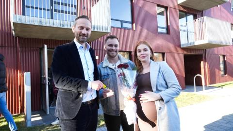 Kaupendur hagkvæms húsnæðis við afhendingu þess ásamt borgarstjóra