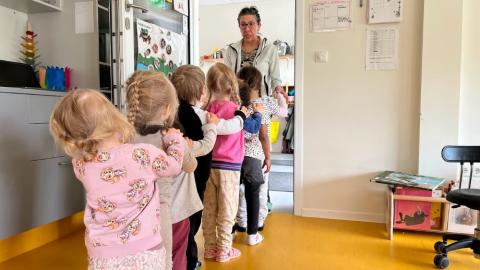 Leikskólabörn standa í röð