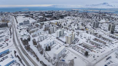 Loftmynd af snæviþöktum götum í Reykjavík.