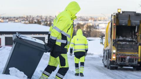 Starfsfólk að vinna að sorphirðu um vetur.