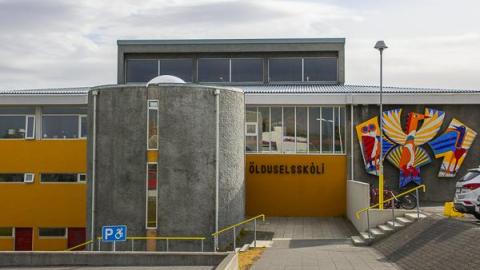 Front of Ölduselsskóli.