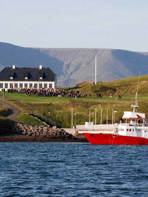 Höfnin í Viðey og Viðeyjarstofa í bakgrunni