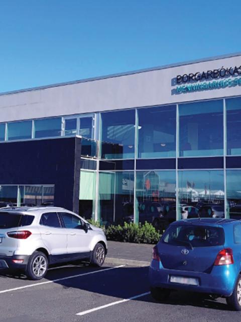 Framhlið Borgarbókasafnsins Spönginni.